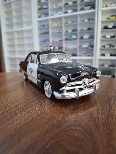Miniatura Police Motormax 1/24 Ford Coupé 1949