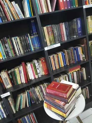 Livros com 50% de desconto.