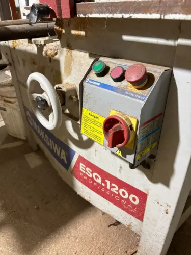 Serra esquadrejadeira industrial da marca Maksiwa, modelo ESQ.1200.