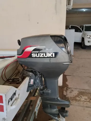 Vendo  Lancha  não tem 400 horas de uso o motor 