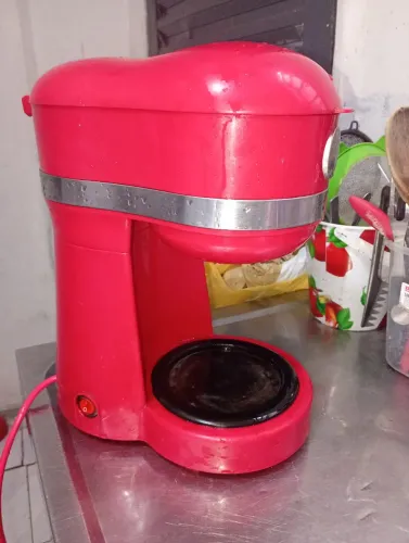 Vende-se cafeteira vermelha 127v ela funciona certinho mais o vidro está quebrado