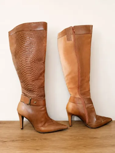 Bota Dilly couro legítimo cano alto marrom | salto fino