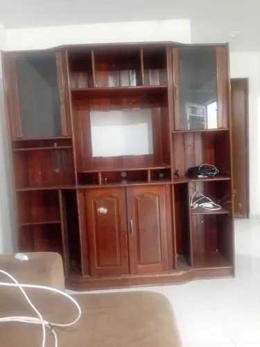 Vendo uma estante de madeira