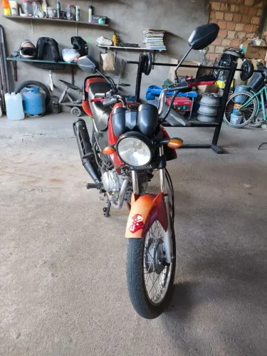 Vende-se uma moto Yamaha Factor 125 ks, 2013, vermelha, R$ 7.500,00.