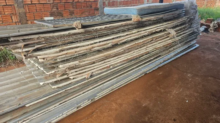 Telha metálica semi- sanduíche com revestimento de eps
