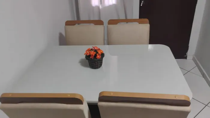 Vendo sofá $1200, mesa 4 lugares $1400 aceito cartão juros por conta do comprador 