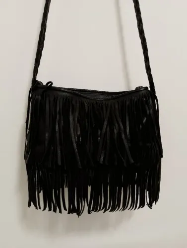 bolsa corello preta com franjas em couro legítimo.