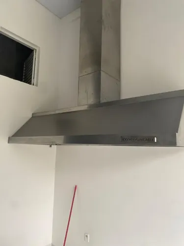 COIFA INOX COM FILTRO INERCIAL, MOTOR DE ALTA VASÃO, TUBULAÇÃO E ACABAMENTO