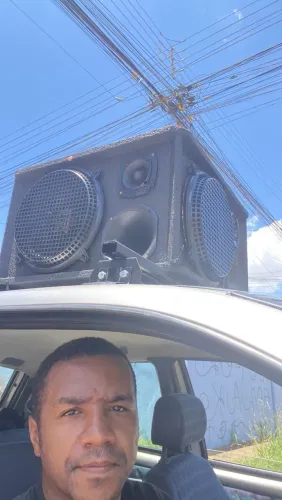 Publicidade anúncio em carro de som