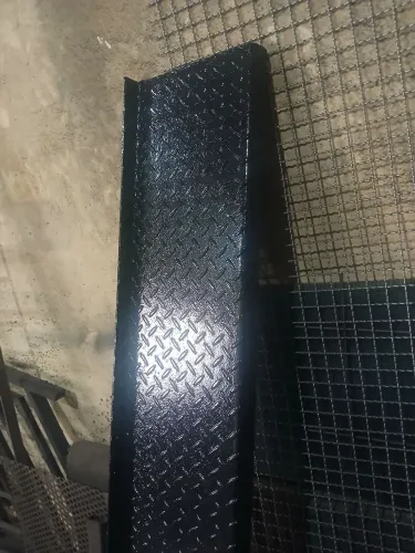 14 degrais metálico chapa xadrez #3/16. 75 cm largura por 25cm de pisada