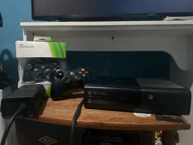 Xbox 360 com dois controles um original e o outro réplica e jogos