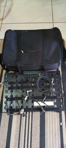 Pedalboard com a elétrica e cabos e Berg