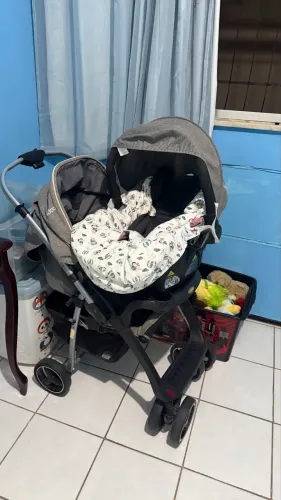 Carrinho de bebê e bebê conforto