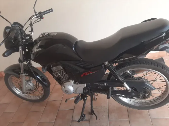 Moto sem detalhes, pneu novo