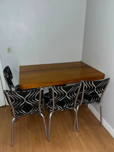 Mesa flutuante de madeira maciça + 4 cadeiras