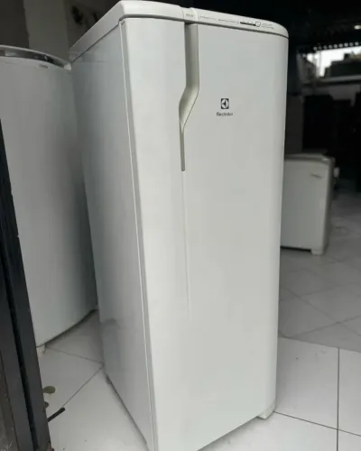 Geladeira Electrolux 320L Frost Free semi nova funcionando perfeitamente