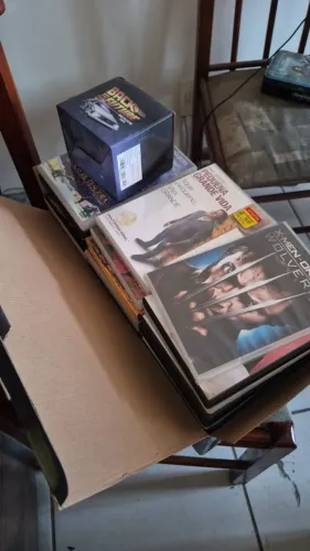 Lote de filmes e itens de papelaria