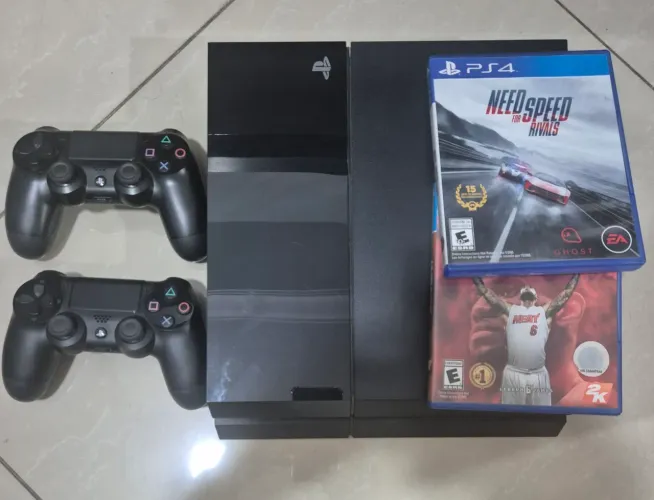 PlayStation 4 pouco usado