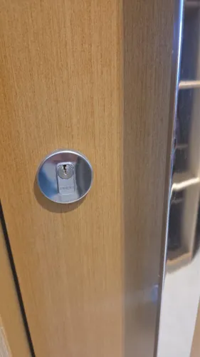 Porta pivotante Pormade 1,1x2,1m 35mm de espessura Freijó