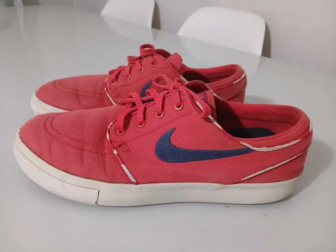 Vendo esse Tênis masculino num 39 serve pra trabalhar original usado em boas condições