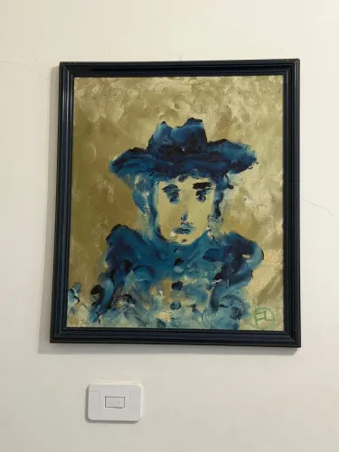 Quadro pintado à mão com cena de menino azul com moldura.