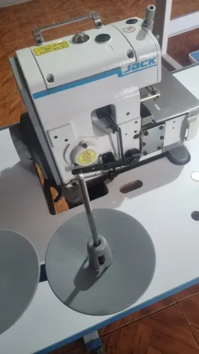 Máquina Overlock Industrial Jack E3, 4 Fios, Direct Drive, com Mesa