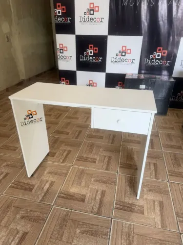 Mesa com uma gaveta 