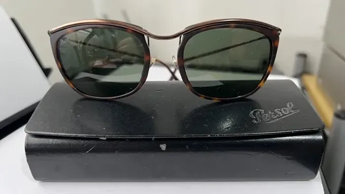 Óculos feminino de sol da marca Persol