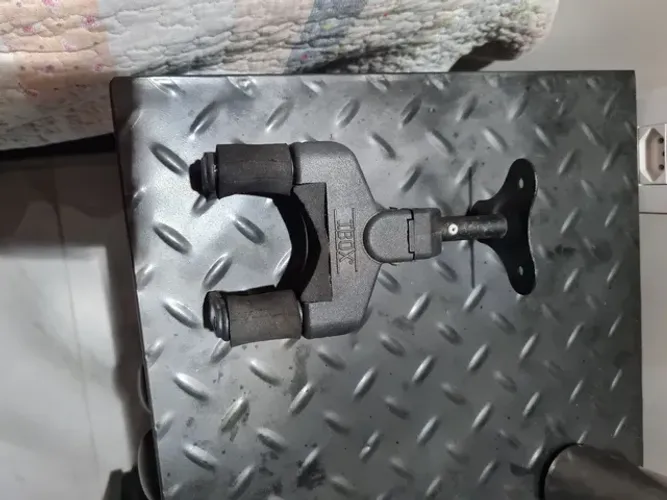 SUPORTE PAREDE COM TRAVA AUTOMATICA PARA VIOLÃO, GUITARRA E BAIXO