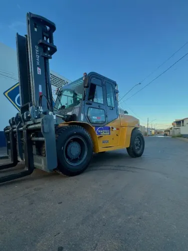 LOCAÇÃO DE EMPILHADEIRA DE 10T/16T - COM E SEM CABINE