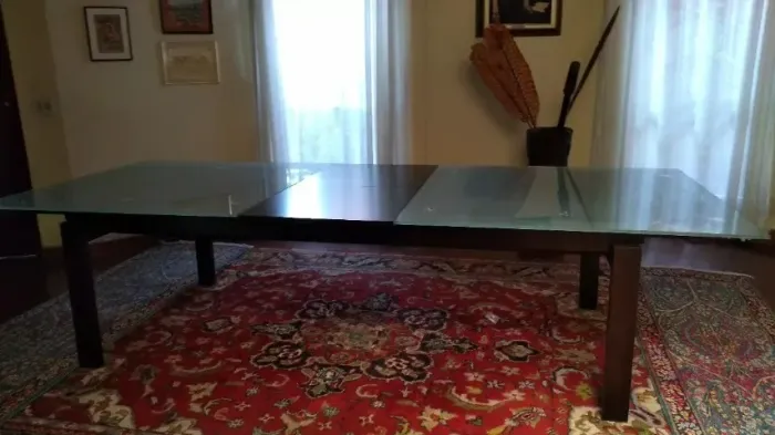 Mesa de jantar design italiano  para até 12 pessoas tampo em vidro jateado fosco base em m