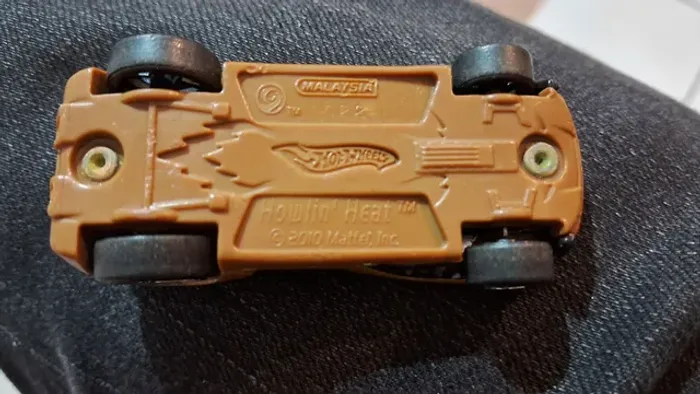 2010 Hot Wheels Novos Modelos Howlin' Heat #29 Gold Concept