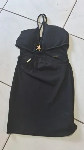 Vestido Preto com Detalhe de Estrela