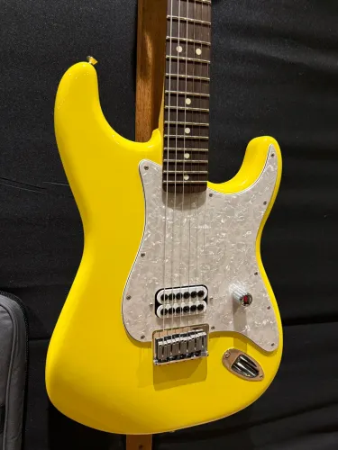 Guitarra Fender Stratocaster Tom Delonge