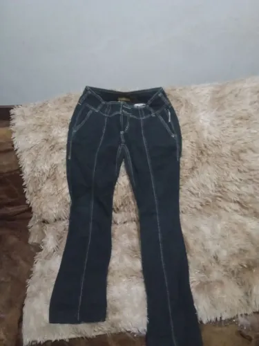 Calça Jeans Feminina Flare com Detalhes