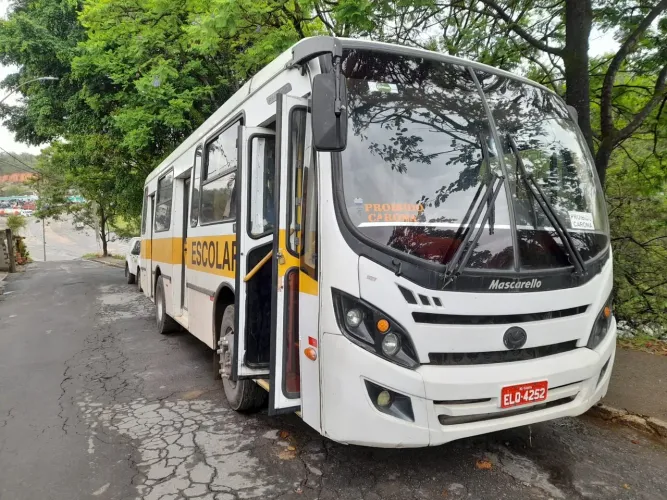 Ônibus escolar com serviço.