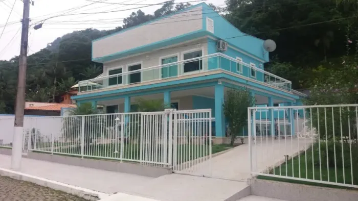 EXCELENTE CASA DUPLEX 4 DORMITÓRIOS E UMA LINDA PISCINA EM ALVENARIA