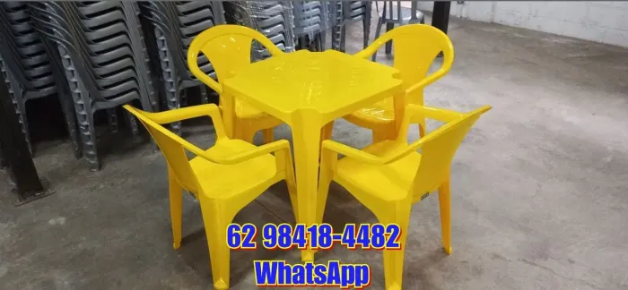 Jogo de mesa e cadeiras plástica cor amarelo padrão Skol