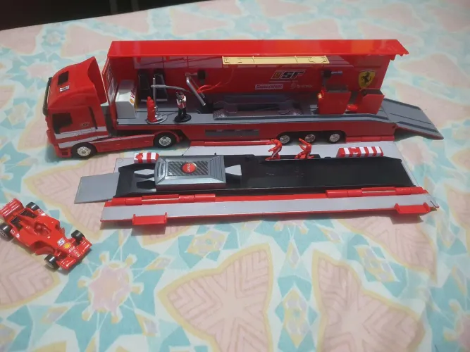 Carreta ferrari da hot wheels  com mais uma Ferrari inclusa fechada da hot wheels 