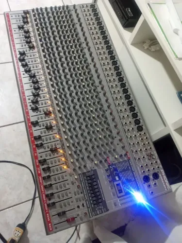 Mesa de Som Phonic AM3242FX - 32 Canais