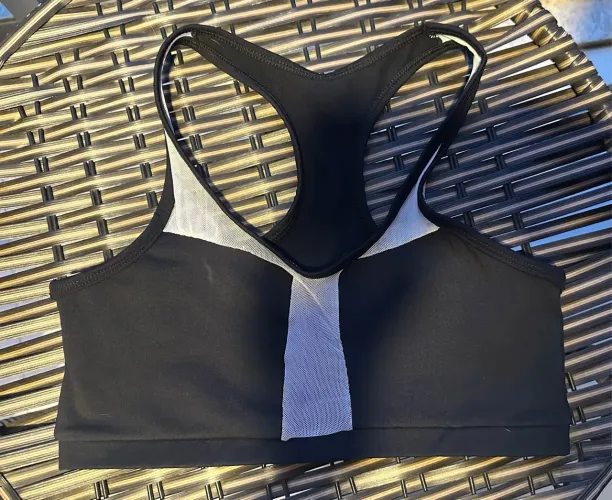 Top preto e branco esportivo