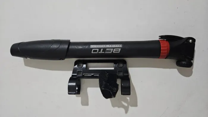 Mini bomba de encher pneu de bicicleta com suporte. Beto. Excelente. 