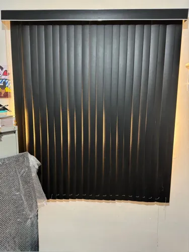 Persiana vertical preta para decoração