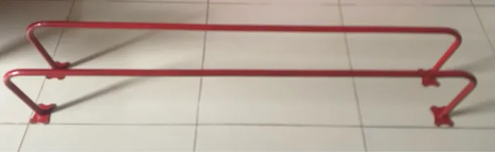 Cabideiro de parede vermelho em metal