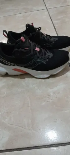 Tênis Saucony modelo Odysseus Feminino