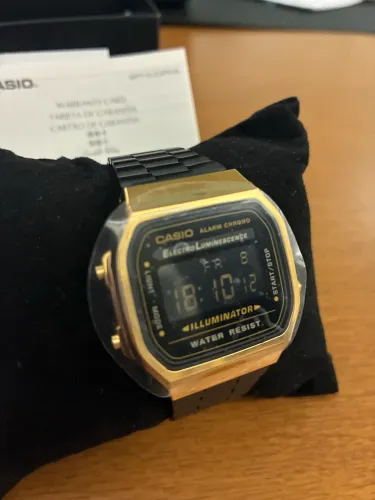 Relógio Casio vintage preto e dourado