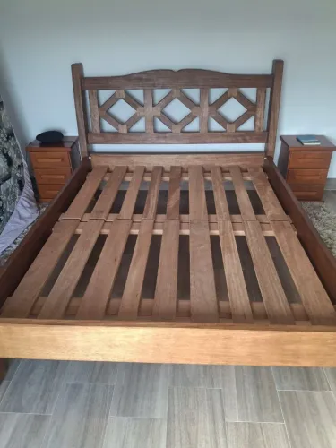 Cama de Madeira Maciça de Gramado 