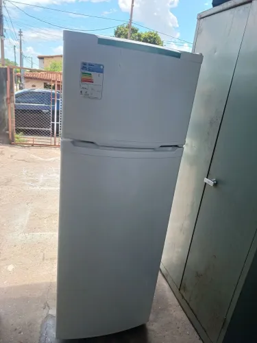 vendo geladeira gelando 100%, entrego, parcelo no cartão