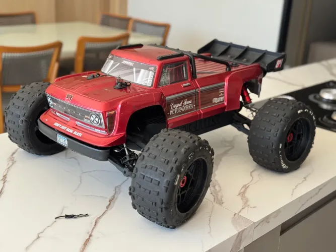 Automodelo Arrma outcast 8s 1/5