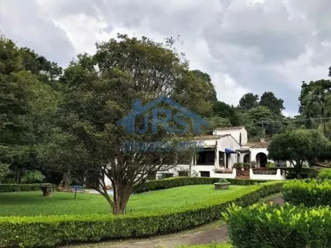 Sobrado à venda em Cotia, Granja Viana, com 4 suítes, com 800 m², Chácara do Refúgio